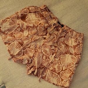 Bahari Linen Shorts with Leaf Pattern